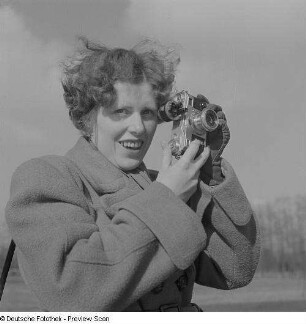 Porträt von Renate Rössing mit Kamera im Spreewald