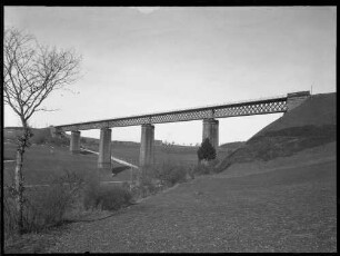 Fichtenberg: Bahnbrücke über Tal
