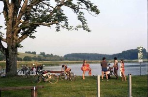 Steinenbach: Badeplatz mit jungen Leuten am Kreuzweiher