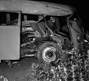 B 75: bei Stubbendorf: Verkehrsunfall: Kleintransporter prallt gegen Baum: Unfallwagen quer auf Gehweg, Seite aufgerissen, Blick in zerstörten Innenraum: hinten Mann bei Blick ins Wageninnere: im Dunkeln