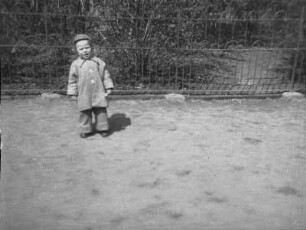 Kleiner Junge in einem Dresdener Park (Briesnitz oder Leutewitz)