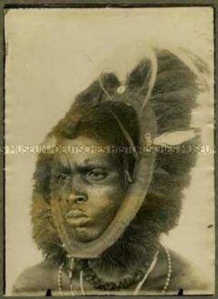 Kopfstudie eines Massai mit Kopfschmuck in der Halbfrontalen von links