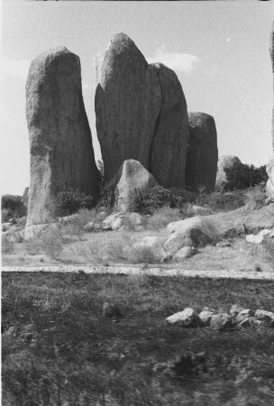 Granitfelsen : Aufragende Granitfelsen an einem Weg nach Singida.