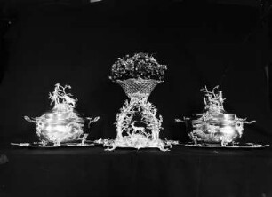 Tafelaufsatz : Tafelaufsatz (Blumenaufsatz mit Hirsch und Deckelschüsseln mit Jagddarstellungen). Silber (1701/1715). Moritzburg: Schloss