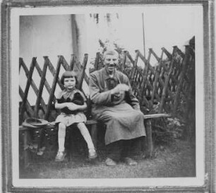 Der Tischler Otto Schreiter aus Großolbersdorf mit Kind vor seinem Haus : Der Tischler Otto Schreiter aus Großolbersdorf/ Erzgebirge mit Kind vor seinem Haus