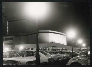 Schauspielhaus, Wuppertal: Ansicht Haupteingang und Parkplatz / Nachtaufnahme