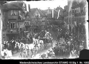 Besuch von Herzog Ernst August und Herzogin Viktoria Luise zu Braunschweig-Lüneburg in Wolfenbüttel (14.5.1914) Enthält: Das Herzogspaar fährt in einer von Schimmeln gezogenen Kutsche durch die Krambuden zum Schloss