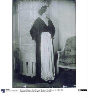 Elsa Heims in Kleid und Mantel