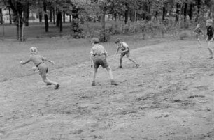 Kinderheim im Volkseigenen Betrieb "Fortschritt" : Heimkinder beim Ballspiel