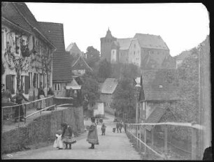 Leisnig. Bachgasse mit Schloss Mildenstein