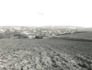 Marienberg. Stadtansicht mit Erzgebirgskaserne und Stadtkirche St. Marien. Blick von der B 174 von Süden