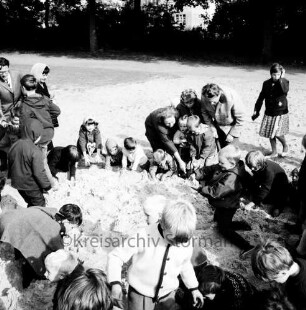 Volks- und Heimatfest: Veranstalter Heimatring: Stormarnplatz: Kinder spielen "Schatzsuche", 24. Juli 1965