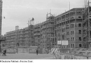 Baustelle auf der Windmühlenstraße mit Richtkranz