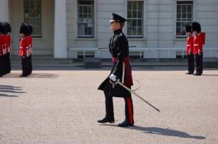 Marschübung : Die Königliche Garde übt einmal am Tag die Wachablösung. Aufgenommen in London im Mai 2006