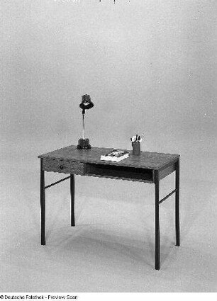 Schreibtisch (Modell 815)