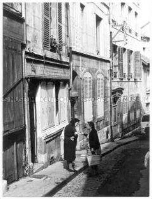 Zwei Frauen unterhalten sich in einer Gasse