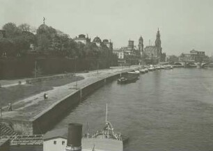 Dresden, Terrassenufer : Dresden, Blick von der Dr.-Rudolf-Friedrichs-Brücke (Carolabrücke) über Dampferanlegestelle zum Terrassenufer und der Brühlschen Terrasse