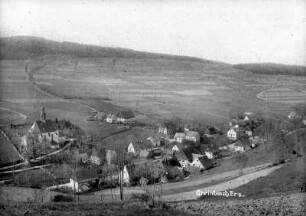Ortsansicht mit Kirche : Bildmitte: Dorfschmiede und Ölmühle