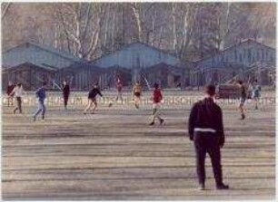 Jungen spielen im Winter Fußball