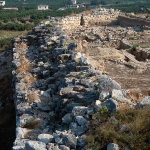 Tiryns. Unterburg. Westmauer der Unterburg. Schlupfpforte und 30m lange Brunnengänge, Mitte 13. Jh. v. Chr.