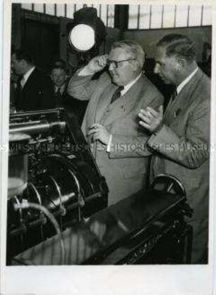 Ludwig Erhard eröffnet die Druck- und Papierausstellung in Düsseldorf