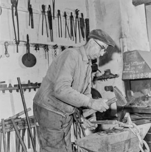 Schmiedemeister : Schmiede mit Meister bei der Arbeit