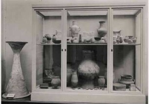 Vittrine im Amarnahof im Neuen Museum nach dem Umbau des Griechischen Hofes
