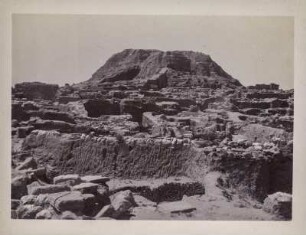 Stufenturm : Der Stufenturm der antiken Stadt Assur. Im Vordergrund einige Ruinen.
