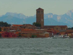 Lagune von Venedig - Berge hinter Murano : Bei besonderer Wetterlage sind hinter der Insel Murano in der Lagune von Venedig die Berge der Alpen zu sehen. Aufgenommen am 9. August 2011