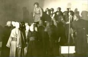 Ernst Ginsberg mit Ensemble in "Robert Guiskard"