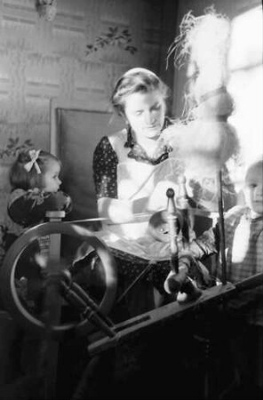Parta: Deutsches Mädchen beim Spinnen
