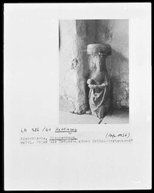 Weibliche Figur als Trägerin eines Weihwasserbeckens
