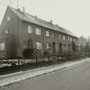 Straßenbild mit Reihenhäusern