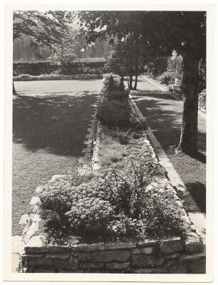 Garten Prof. Niemeyer, Berlin-Dahlem: Hochbeete am Rasen