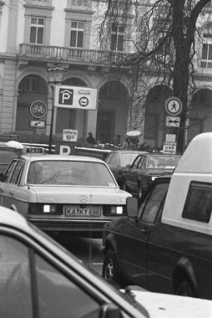Verkehrsstau in der Innenstadt am ersten verkaufsoffenen Samstag vor Weihnachten