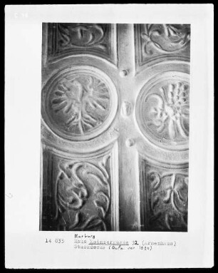 Stuckdecke mit Rankenwerk und Medaillons