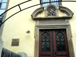 Frauenkirche-(Marienwallfahrt seit 1450)-Langhaus - Portal mit Textkartusche und Laudatio sowie vollplastischer Ornamentik in Steinmetzarbeit