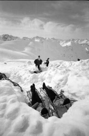 Oberstdorf: Nebelhorn; sonnende Gruppen in Schneelöchern, Pärchen