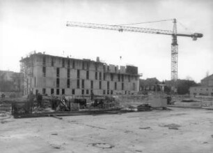 Baustelle Sächsische Landesbibliothek - Staats- und Universitätsbibliothek Dresden, Zentralbibliothek. Rohbau, Südriegel und Turmdrehkran 3. Blick über die Baustelle nach Südwest : Dresden-Räcknitz, Zellescher Weg 18. Baustelle Sächsische Landesbibliothek - Staats- und Universitätsbibliothek Dresden, Zentralbibliothek. Rohbau, Südriegel und Turmdrehkran 3. Blick über die Baustelle nach Südwest