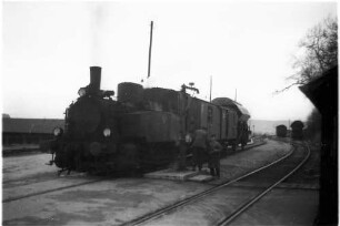Lok 12, Hilfszug von Stetten bei Haigerloch, mit Gerätewagen, Hechingen Landesbahnhof: Wasserfassen, Gerätewagen und der in Stetten entgleise Salzwagen