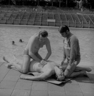 Frankfurt (Main). Ausbildung ehrenamtlicher Helfer der Deutschen Lebens-Rettungs-Gesellschaft. Zwei Rettungsschwimmer wenden eine manuelle Wiederbelebung durch Herzmassage an
