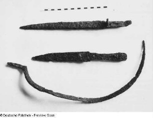 Dolche und Sichel : Zwei Dolche und eine Sichel (Grabungsfunde aus dem Umfeld der Burg Körse). Eisen, geschmiedet. Schirgiswalde-Kirschau: Burgmuseum Kirschau