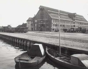 Wolgast, Speicher : Wolgast. Speicher (18.19. Jhd.) am Hafenbecken des Peenestroms. Ansicht von der Brücke über das Hafenbecken von Südwesten