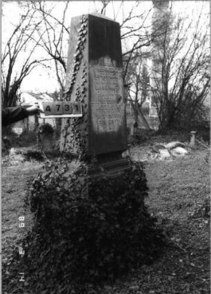 Grabstein 473 (Index: 100093057) Maße HxBxT: 234x71x48 cm Besonderheit: Doppelgrab für Eheleute: Grabstein 473/1