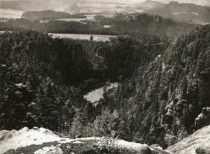 Elbsandsteingebirge. Polenztal. Blick vom Königskieferriff (Kronengipfel) gegen Gamrig, Bärenstein und Rauenstein