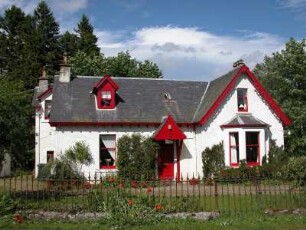 Farbig angemaltes typischen Wohnhaus im schottischen Hochland, nahe Breamar