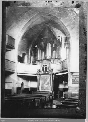Alte Peterskirche: Inneres nach Osten zu Altar, Chor und Orgel