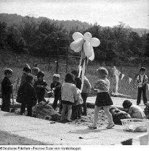 Kindergärten und Krippen; Spielplatzanlage Toeplerstraße, Holbeinstraße, Blasewitzer Straße, Schulkinder verlassen Kindergarten, Meußlitzer Straße Kinderkrippe, Kleine Friedensfahrt Kindergarten Toeplerstraße, Dinglingerstraße, Dürerstraße