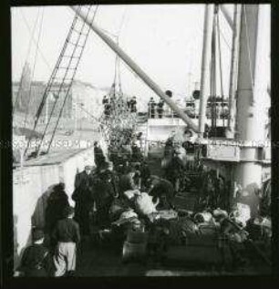 Ankunft von Umsiedlern aus dem Baltikum im Hafen von Stettin
