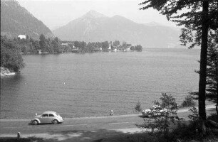 Walchensee: Blick auf Ort, Vordergrund Straßenkurve